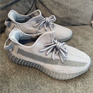 Adidas Yeezy boost 350 v2 men's size 7.5 sneakers never worn outside